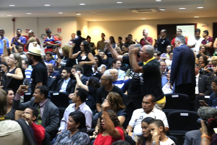 Moradores, imprensa e grupos solidários ao bairro do Pinheiro se reuniram para a divulgação do laudo