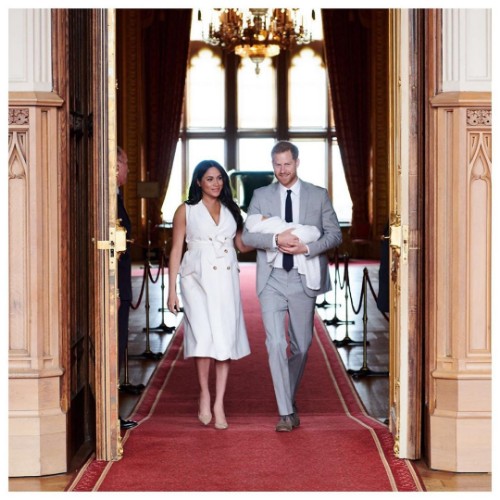 Os duques de Sussex apresentaram hoje o filho ao mundo