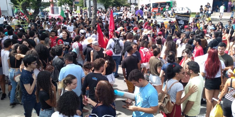 Ato em Maceió reúne milhares de manifestantes