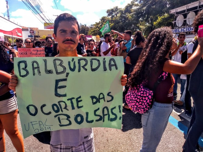Ato em Maceió reúne milhares de manifestantes