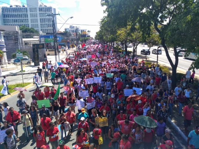 Ato em Maceió reúne milhares de manifestantes