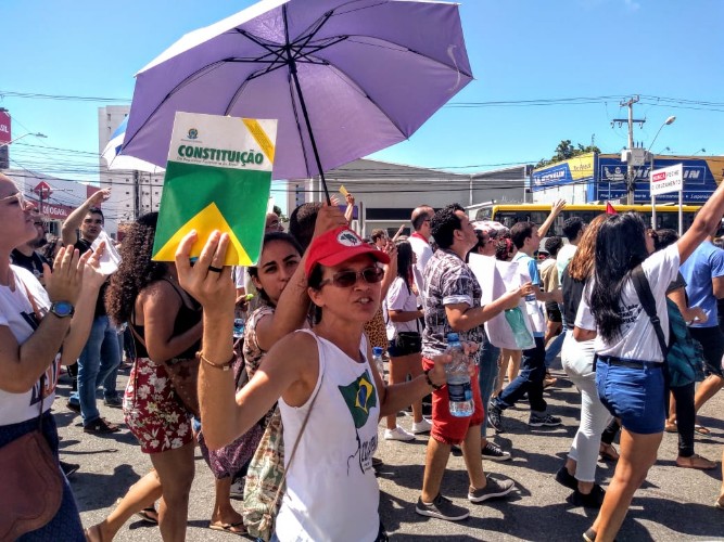Ato em Maceió reúne milhares de manifestantes