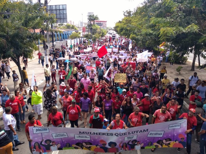 Ato em Maceió reúne milhares de manifestantes