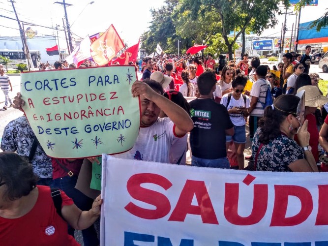 Ato em Maceió reúne milhares de manifestantes