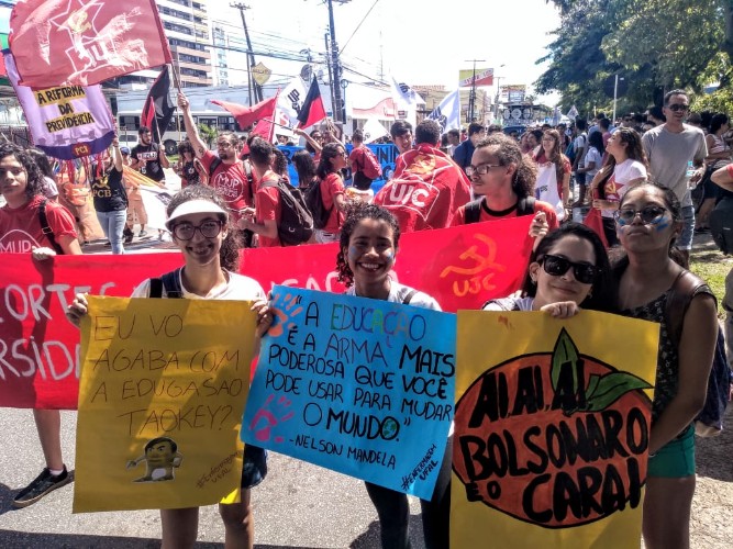 Ato em Maceió reúne milhares de manifestantes
