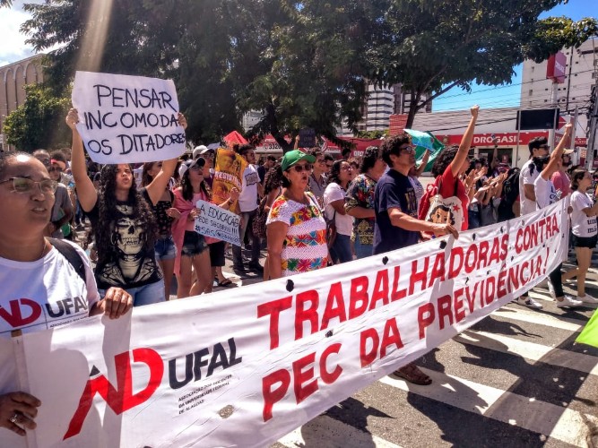 Ato em Maceió reúne milhares de manifestantes