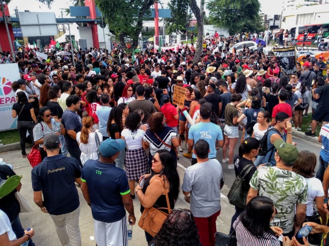 Ato em Maceió reúne milhares de manifestantes
