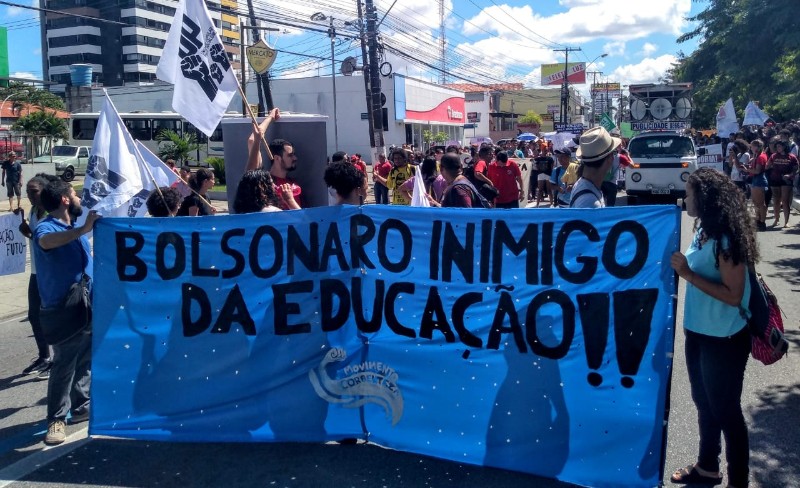 Ato em Maceió reúne milhares de manifestantes