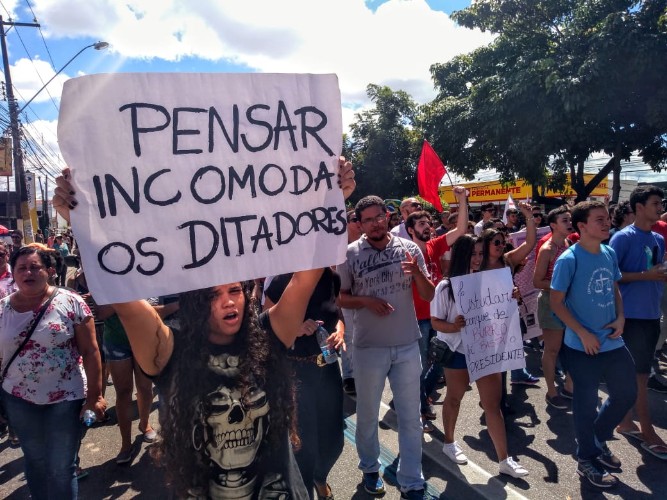 Ato em Maceió reúne milhares de manifestantes