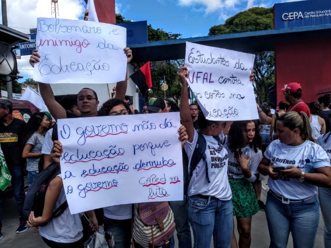 Ato em Maceió reúne milhares de manifestantes
