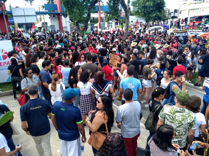 Ato em Maceió reúne milhares de manifestantes
