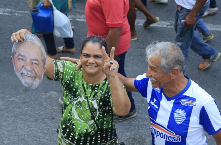 Multidão invade as ruas da capital em dia de protesto e de greve geral