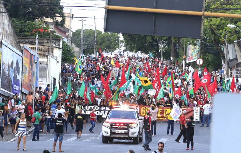 Multidão invade as ruas da capital em dia de protesto e de greve geral