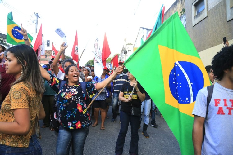 Multidão invade as ruas da capital em dia de protesto e de greve geral