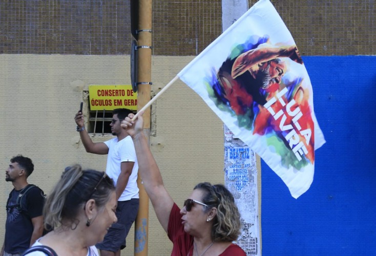 Multidão invade as ruas da capital em dia de protesto e de greve geral