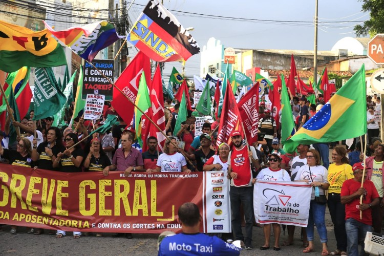 Multidão invade as ruas da capital em dia de protesto e de greve geral
