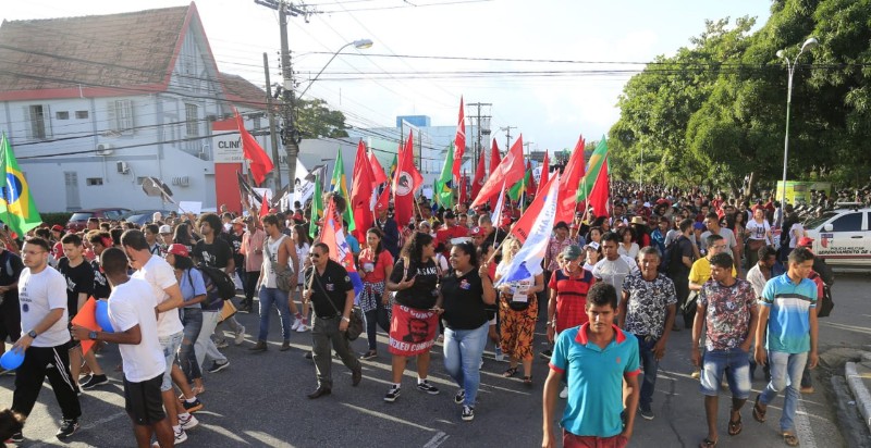 Multidão invade as ruas da capital em dia de protesto e de greve geral