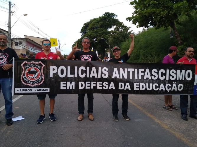 Multidão invade as ruas da capital em dia de protesto e de greve geral