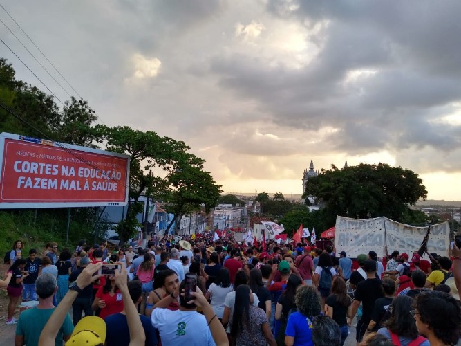Multidão invade as ruas da capital em dia de protesto e de greve geral