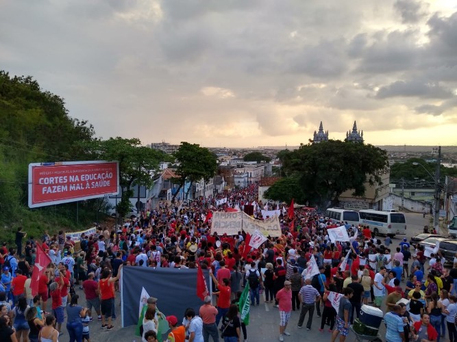 Multidão invade as ruas da capital em dia de protesto e de greve geral