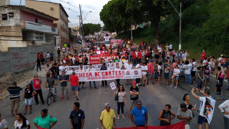 Multidão invade as ruas da capital em dia de protesto e de greve geral
