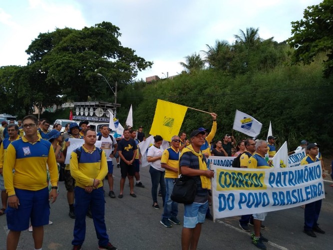Multidão invade as ruas da capital em dia de protesto e de greve geral