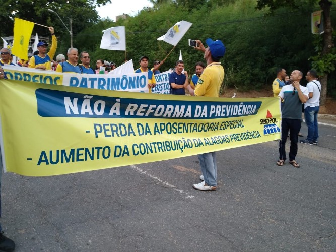 Multidão invade as ruas da capital em dia de protesto e de greve geral