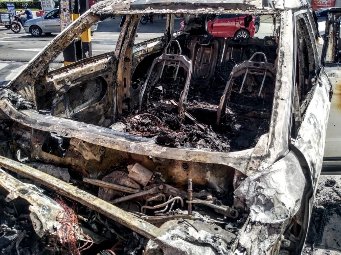 Carro ficou completamente destruído 