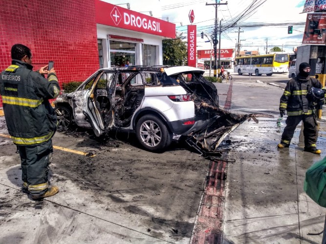 Carro ficou completamente destruído 