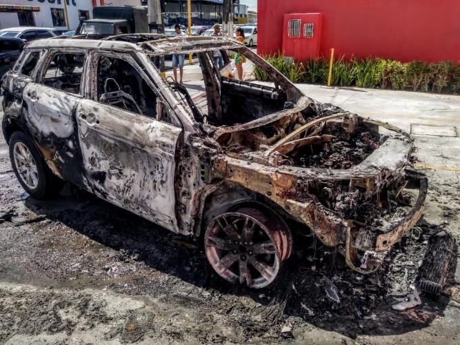 Carro ficou completamente destruído 