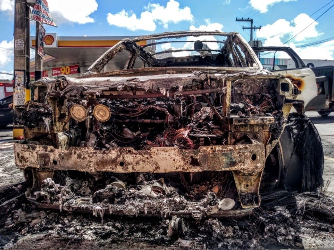 Carro ficou completamente destruído 