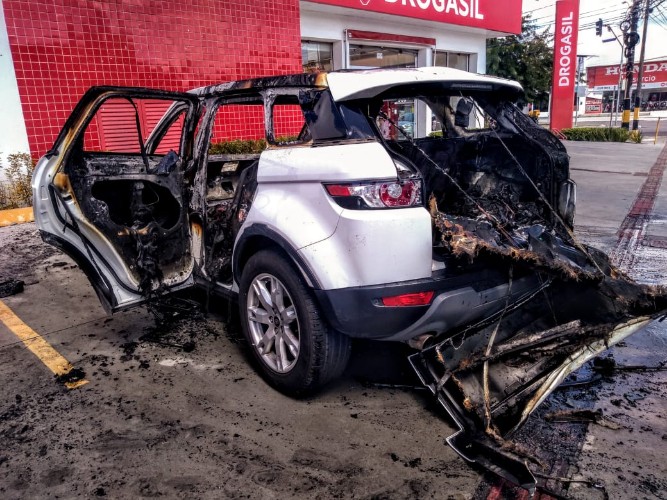 Carro ficou completamente destruído 