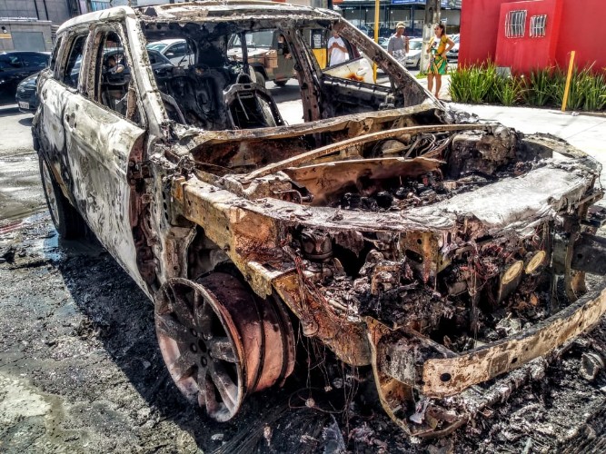 Carro ficou completamente destruído 