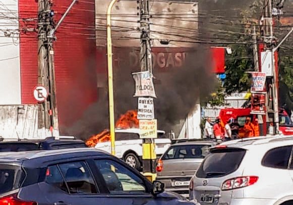 Carro ficou completamente destruído 