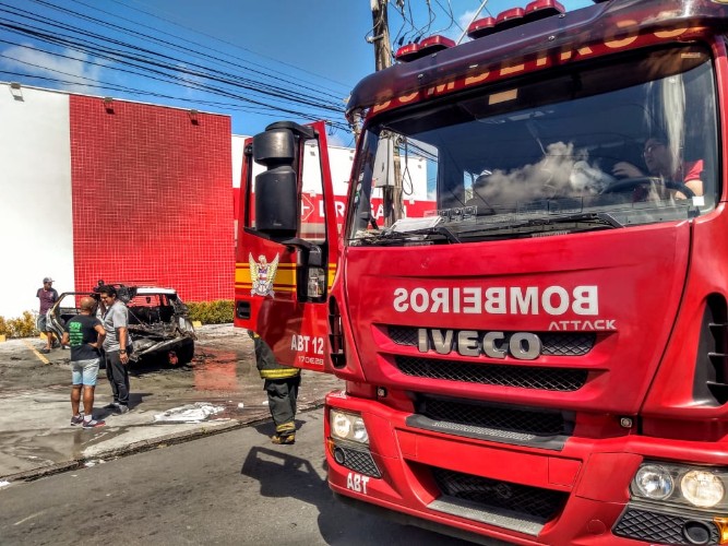 Carro ficou completamente destruído 