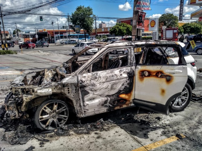 Carro ficou completamente destruído 