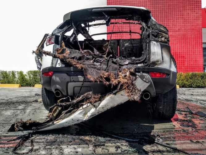 Carro ficou completamente destruído 