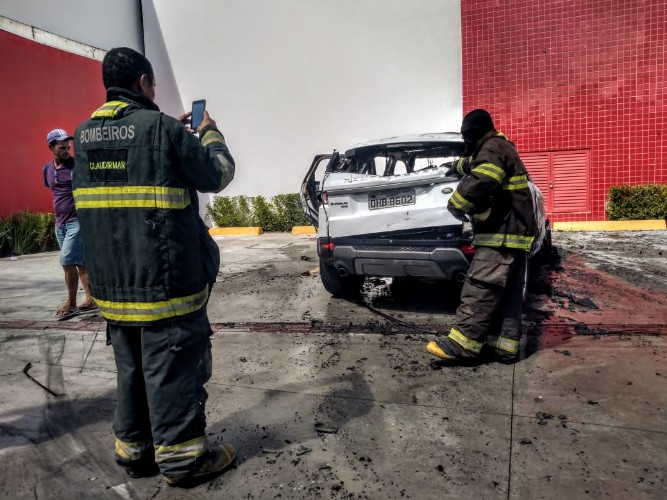 Carro ficou completamente destruído 