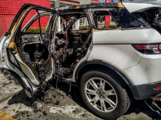 Carro ficou completamente destruído 