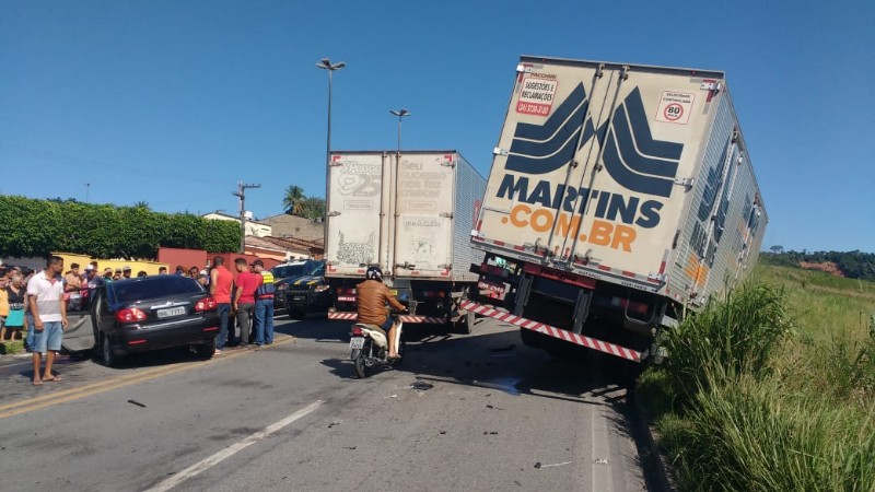 Carro de passeio e caminhão baú colidiram na BR 101 em São Miguel dos Campos