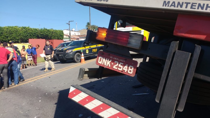Carro de passeio e caminhão baú colidiram na BR 101 em São Miguel dos Campos