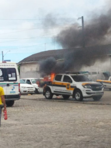 Após ter carro apreendido, homem ateia fogo em viatura da SMTT