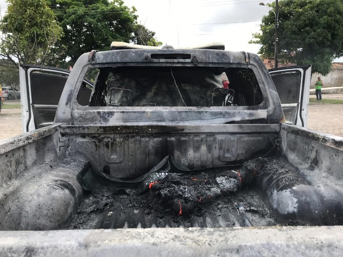 Após ter carro apreendido, homem ateia fogo em viatura da SMTT