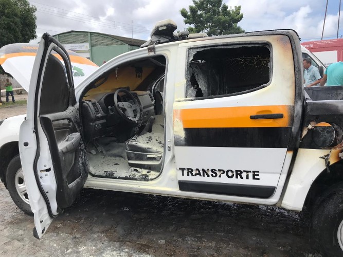 Após ter carro apreendido, homem ateia fogo em viatura da SMTT