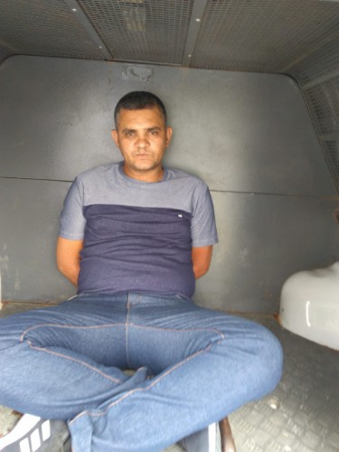 Após ter carro apreendido, homem ateia fogo em viatura da SMTT