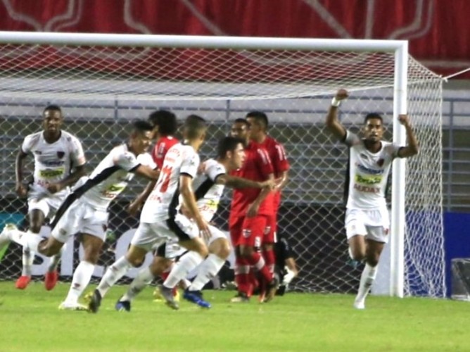 Galo dá vacilo e cede o empate no Rei Pelé: 2 a 2
