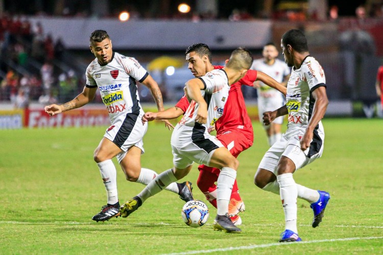 Galo dá vacilo e cede o empate no Rei Pelé: 2 a 2