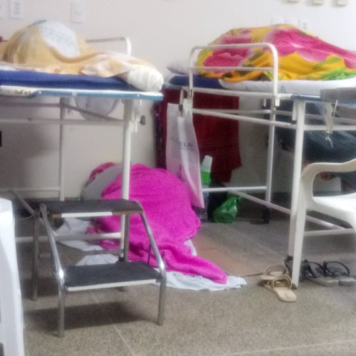 Sem estrutura, HGE espreme pacientes e acompanhantes em sala apertada
