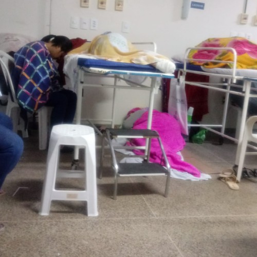 Sem estrutura, HGE espreme pacientes e acompanhantes em sala apertada
