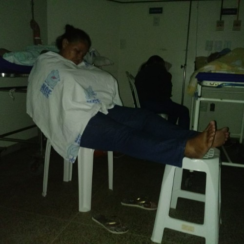 Sem estrutura, HGE espreme pacientes e acompanhantes em sala apertada